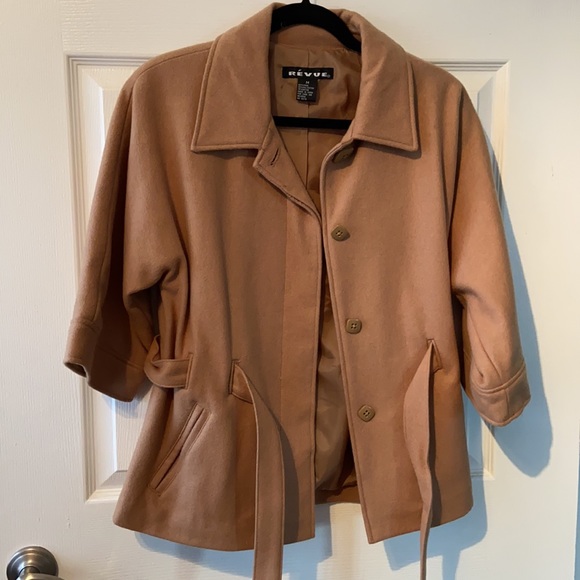 Gorgeous Révue camel colored cropped trench coat - size Medium - Picture 3 of 4